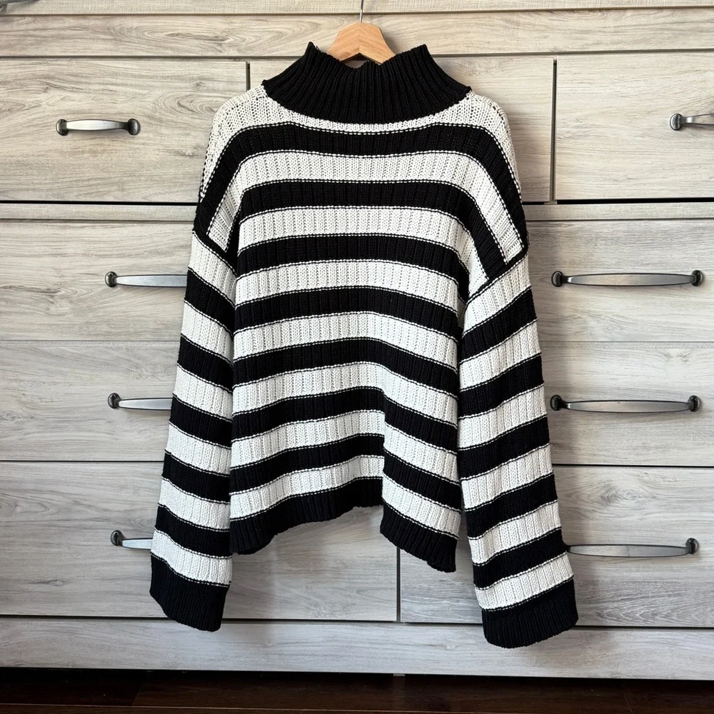 Cool and classy Vince Camuto black and White knit chunky, cropped sweater XL